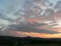 Wolken im Abendrot über dem Steinsberg